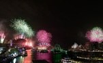 Queima de fogos sobre a Sydney Harbour Bridge vista da Cahill Expressway durante as comemorações de Ano Novo em Sidney, Austrália, 31 de dezembro de 2019