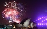 Queima de fogos sobre a Opera House vista da Mrs Macquarie's Chair durante as comemorações de Ano Novo em Sidney, Austrália, 31 de dezembro de 2019
