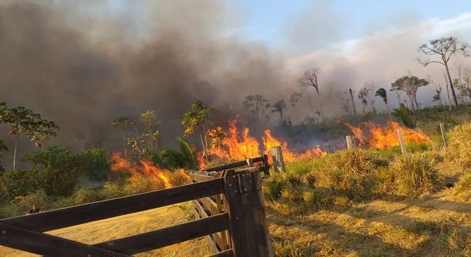 Queimadas têm sido frequentes na zona rural de Machadinho D'Oeste O incêndio