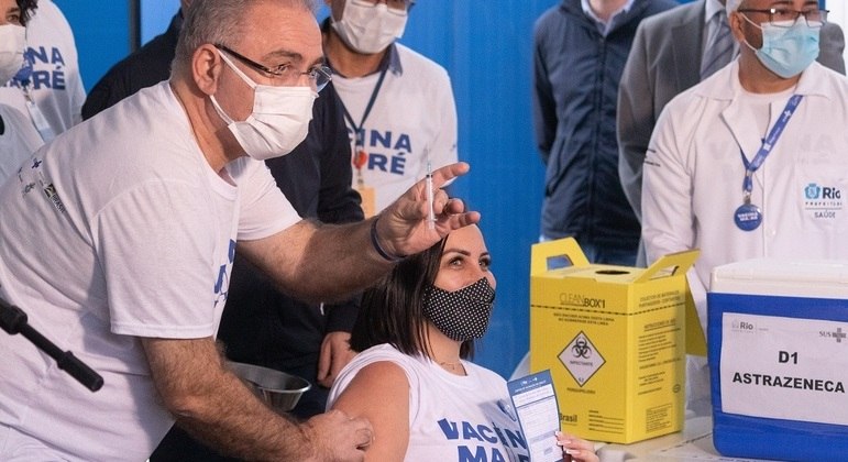 Queiroga participou ontem de vacinação no Complexo da Maré, no Rio de Janeiro