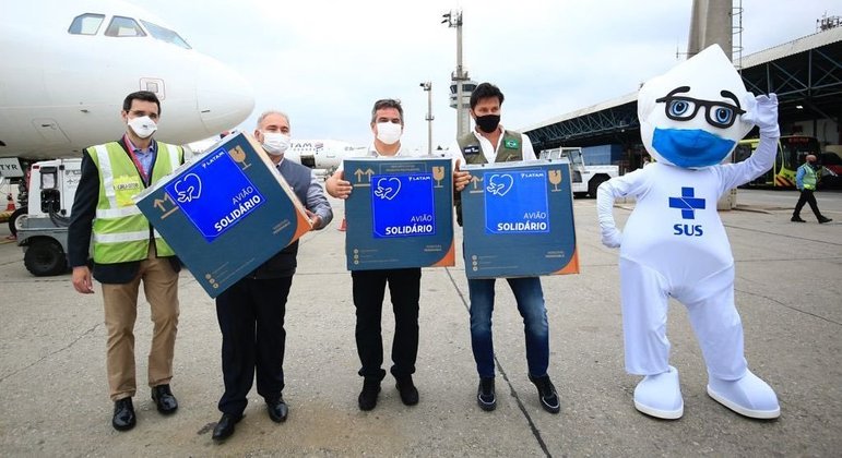 Queiroga posa  com caixas de vacinas ao lado dos ministros Ciro Nogueira e Fábio Faria