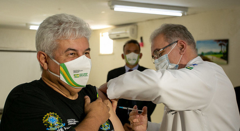 Queiroga vacina o ministro da Ciência e Tecnologia, Marcos Pontes