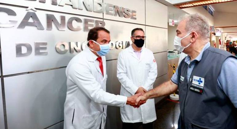 Queiroga visitou instituto de câncer no RN e cumprimentou membros da equipe dois dias antes de embarcar aos EUA