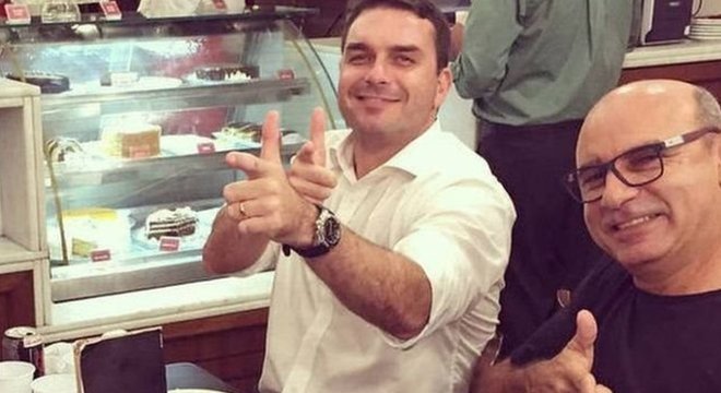 Além de Flávio também foram denunciados o ex-assessor dele, Fabrício Queiroz, e outras quinze pessoas