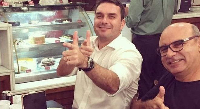 Queiroz (  direita) é ex-motorista e ex-segurança do senador Flávio Bolsonaro