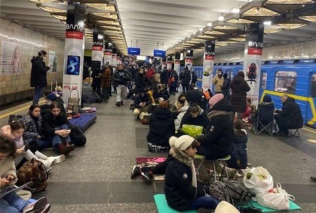 Quem ainda está no país, principalmente no leste, evita ao máximo sair de casa. Em Kiev, é muito comum as pessoas ficarem refugiadas por algumas horas nas estações de metrô. 