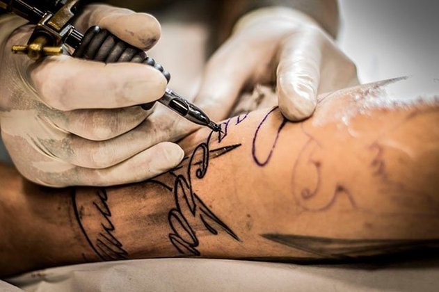 Quem fez tatuagem ou colocou piercing deve aguardar 1 ano até a doação, pois considera-se que esses procedimentos podem expor a pessoa ao risco de contaminação. 