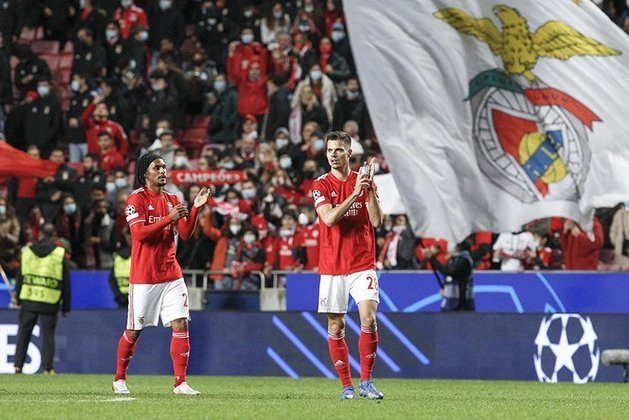 Quem ficou em segundo no E foi o Benfica (foto), comandado pelo técnico Jorge Jesus, ex-Flamengo. Os portugueses somaram 8 pontos. Na última rodada, venceram o Dínamo de Kiev, da Ucrânia, por 2 a 0. Os ucranianos ficaram em último, com só 1 ponto. 
