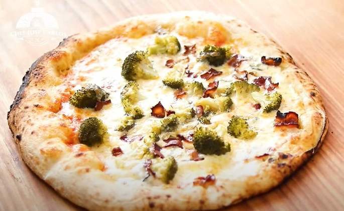 Quem gosta de pizza sabe que o que não falta são sabores variados e apetitosos. Um deles é o de brócolis, que pode ir acompanhado de queijo, milho e também pedaços de bacon, deixando a fatia ainda mais completa. 