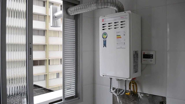 Quem gosta de ter aquecedor de gás no banheiro deve fazer a instalação com a empresa oficializada no serviço e contratar manutenção periódica. 