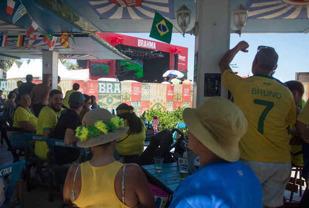Quem não quis sofrer com o calor do Rio de Janeiro, assistiu à partida no bar, tomando uma cerveja. 