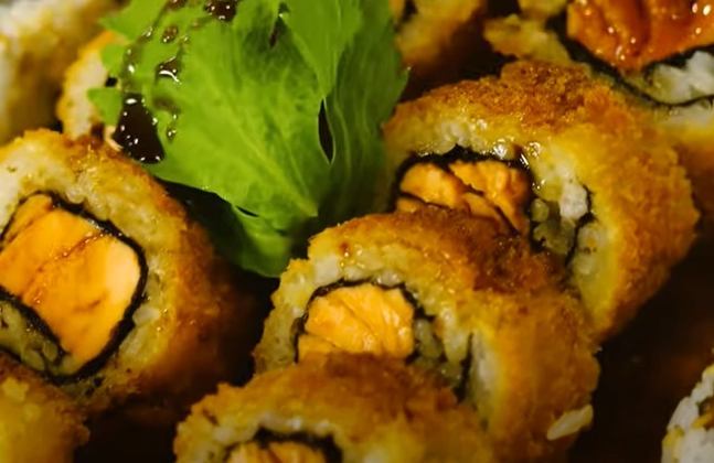 Quem nunca foi em um restaurante japonês e pediu uma bandeja de hotrolls? Pois é, ele acaba sendo uma ótima pedida por ser um dos mais práticos e pode ser recheado de diversos sabores. 