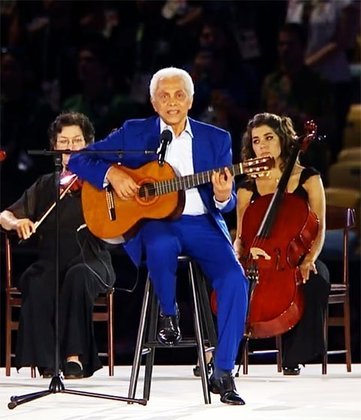 Quem também cantou neste evento, um pouco antes do trio, foi Paulinho da Viola, que emocionou o público. 
