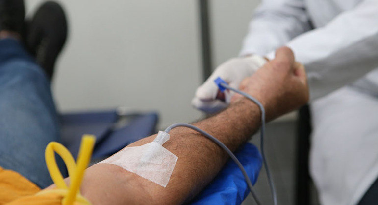 Bancos de sangue de SP tem queda de 50% após alta de casos de Covid e Influenza