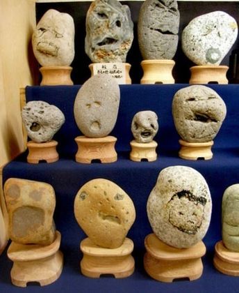 Quem visitar o lugar, poderá ver mais de 1700 pedras com rostos em exposição.