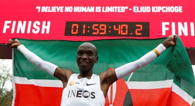 Eliud Kipchoge completou a prova em uma hora e 59 minutos