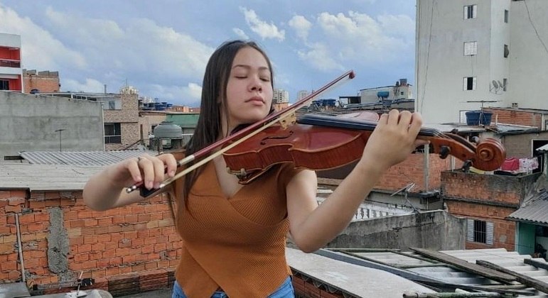 Quezia Vieira Oliveira toca viola erudita e tem feito aulas virtuais de casa durante a pandemia