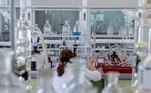O melhor jeito de estudar química para o Enem é fazendo as provas das edições anteriores, um jeito de saber as matérias mais cobradas. Dominar a química básica e saber interpretar a tabela periódica garantem algumas questões. Outro ponto, assim como ocorre em física, é importante sabe aplicar a química do cotidiano 