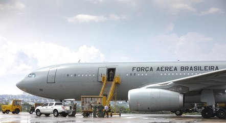 Quinto avião da FAB trouxe 215 brasileiros e 16 pets
