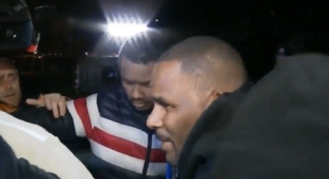 R. Kelly se entregou às autoridades na noite desta sexta-feira (22), em Chicago, nos EUA