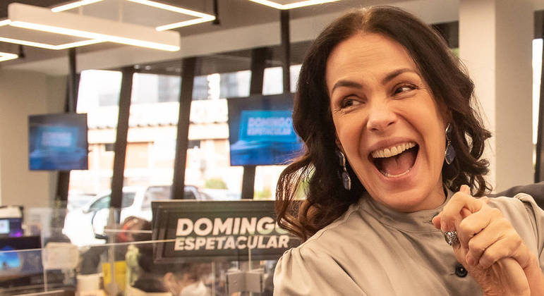 Antes de mais um programa, Carolina Ferraz se diverte na redação do Domingo Espetacular