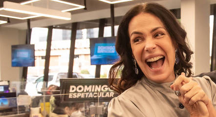 Carolina Ferraz entrevista Eduardo Costa para o "Domingo Espetacular"
