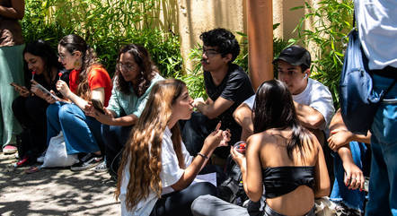 Estudantes aguardam abertura dos portões para a prova do Enem