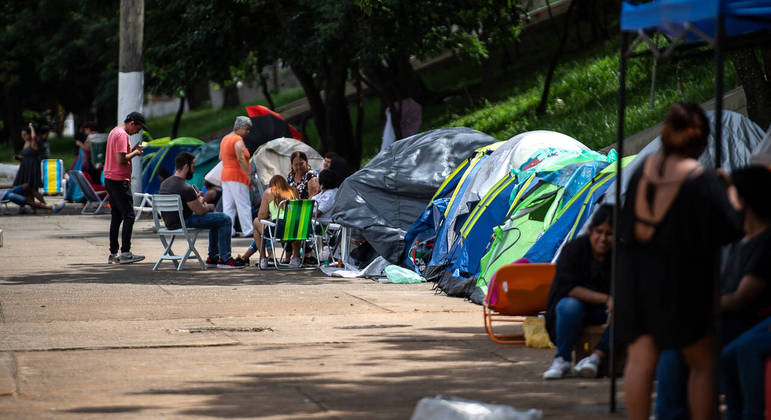 Fãs estão acampados na praça Charles Miller, no Pacaembu, para comprar ingressos para o show