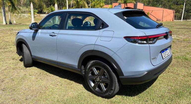 SUV tem teto caído e faróis afilados, que ocupa toda traseira do veículo