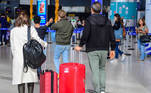 São Paulo, SP - 29.04.2023 - Bagagem, Aeroporto de Guaruhos _ Passageiros no aeroporto de Guarulhos preocupados em envelopar suas bagagens para despachar no aeroporto. Foto Edu Garcia/R7