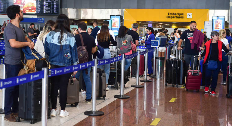 São Paulo, SP - 29.04.2023 - Bagagem, Aeroporto de Guaruhos _ Passageiros no aeroporto de Guarulhos preocupados em envelopar suas bagagens para despachar no aeroporto. Foto Edu Garcia/R7