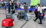 São Paulo, SP - 29.04.2023 - Bagagem, Aeroporto de Guaruhos _ Passageiros no aeroporto de Guarulhos preocupados em envelopar suas bagagens para despachar no aeroporto. Foto Edu Garcia/R7