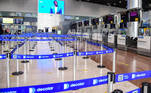 São Paulo, SP - 29.04.2023 - Bagagem, Aeroporto de Guaruhos _ Passageiros no aeroporto de Guarulhos preocupados em envelopar suas bagagens para despachar no aeroporto. Foto Edu Garcia/R7