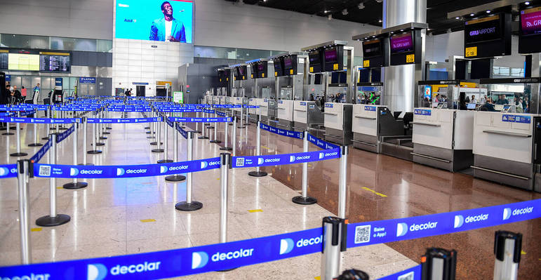 São Paulo, SP - 29.04.2023 - Bagagem, Aeroporto de Guaruhos _ Passageiros no aeroporto de Guarulhos preocupados em envelopar suas bagagens para despachar no aeroporto. Foto Edu Garcia/R7