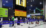 São Paulo, SP - 29.04.2023 - Bagagem, Aeroporto de Guaruhos _ Passageiros no aeroporto de Guarulhos preocupados em envelopar suas bagagens para despachar no aeroporto. Foto Edu Garcia/R7