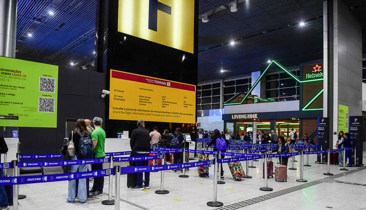 São Paulo, SP - 29.04.2023 - Bagagem, Aeroporto de Guaruhos _ Passageiros no aeroporto de Guarulhos preocupados em envelopar suas bagagens para despachar no aeroporto. Foto Edu Garcia/R7