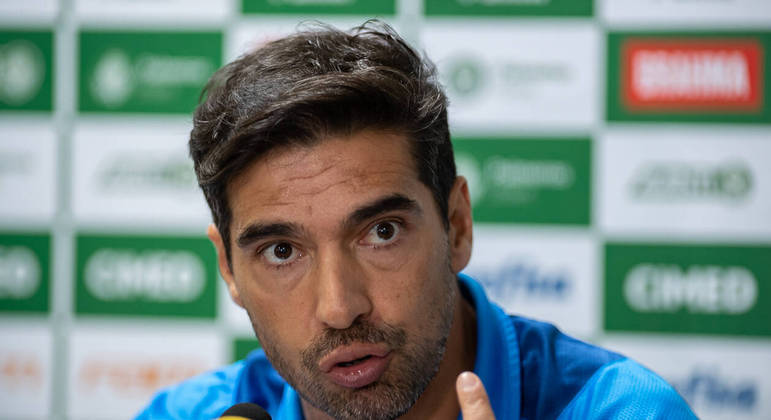 Abel reclama da arbitragem em derrota: ‘Não estava contando com um 3º adversário’