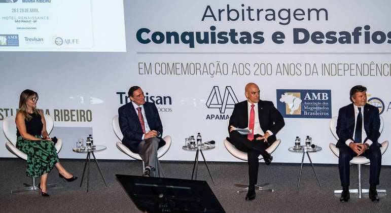 Ministros do STF Moraes e Fux (ambos à direita) só falaram sobre assuntos jurídicos