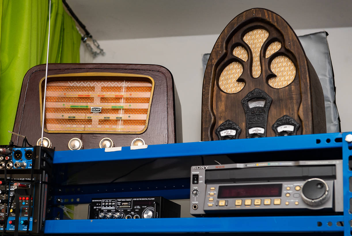 Rádios e aparelhos antigos no estúdio montado por Duran no seu apartamento em São Paulo