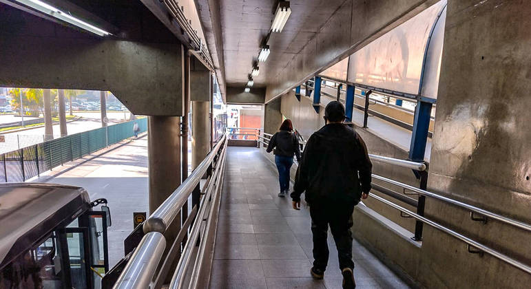 Passageiros do metrô de São Paulo relatam sensação de insegurança com onda de assaltos

