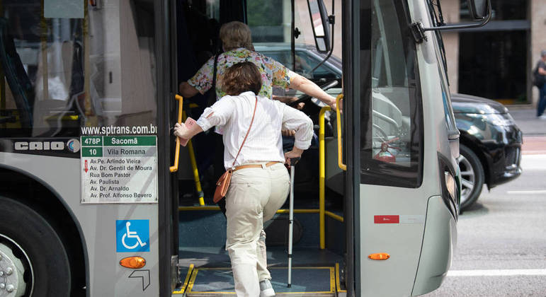 Idosa no ônibus