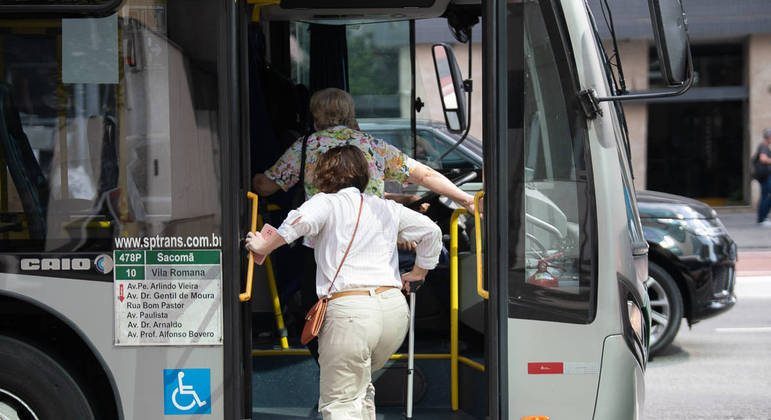 Idosas entram em ônibus na avenida Paulista