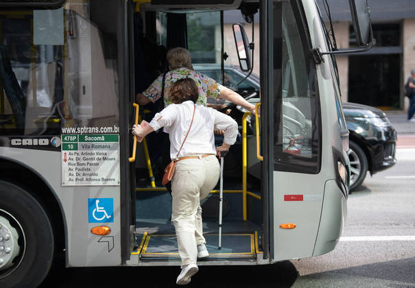 São Paulo, SP - 14.02.2022 -  Idoso entram em ônibus na av. Paulista. Foto Edu Garcia/R7
