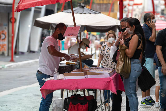São Paulo, SP - 15.02.202 - Liberdade, gerais do bairro japones, decoraçao, totens, comercio, pedestres, ambulantes. Foto Edu Garcia/R7