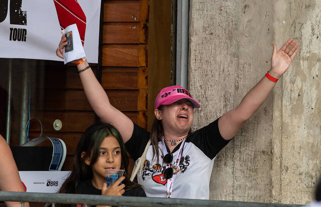 São Paulo, SP - 03.01.2023 - RBD, Rebelde, Ingressos - Fãs comemoram a compra de ingressos após enfrentar filas por horas. Foto Edu Garcia/R7