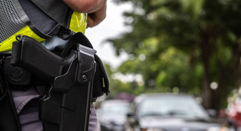 Polícia Militar faz blitz na avenida Zaki Narchi, na zona norte da cidade