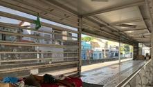 Moradores de rua ocupam estações do sistema BRT no Rio; veja fotos