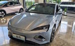 Na foto, o carro estava exposto no hall da sede da montadora chinesa em Shenzhen, na China