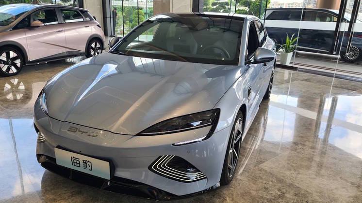 Na foto, o carro estava exposto no hall da sede da montadora chinesa em Shenzhen, na China