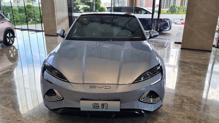 Os vincos marcantes do capô ajudam a vender o estilo invocado do sedã elétrico, que faz de 0 a 100 km/h em 3,8 segundos